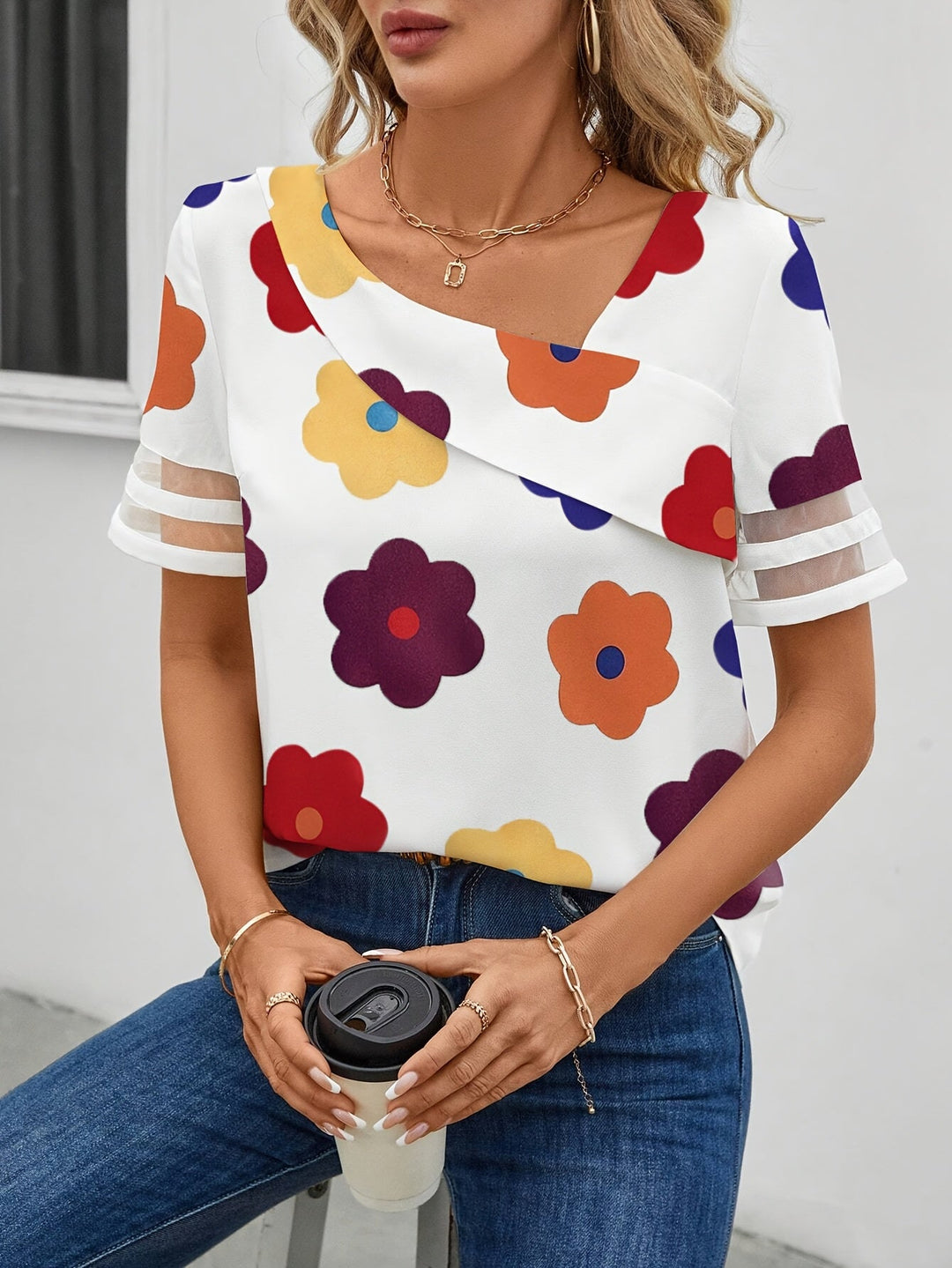 Feminine Kurzarm-Bluse mit floralem Print und asymmetrischem Ausschnitt, vielseitig für Sommerkleidung.
