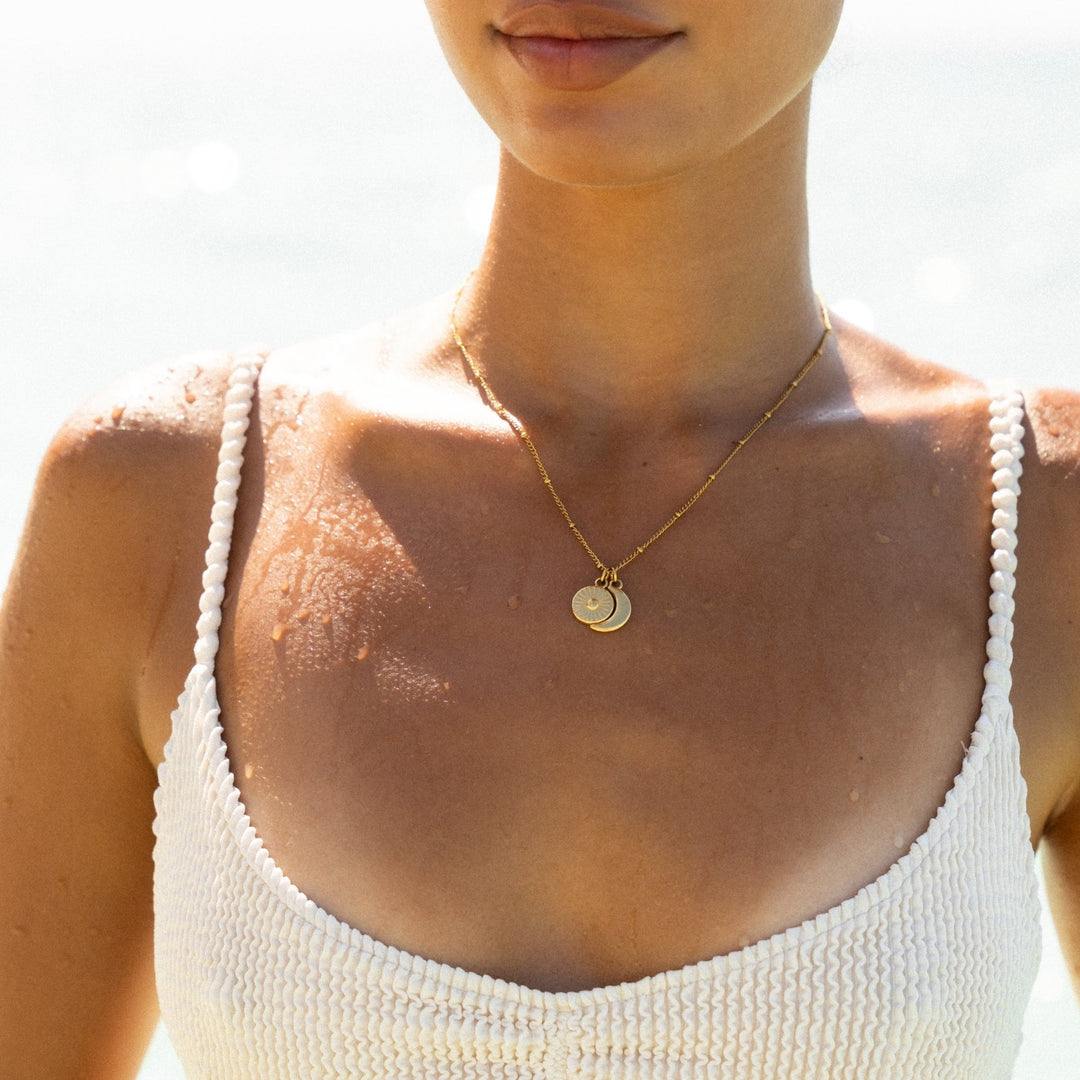 Schlichte goldene Damen Halskette Sonne Mond, wasserfest und vielseitig kombinierbar.