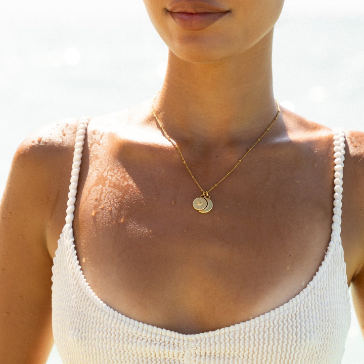 Schlichte goldene Damen Halskette Sonne Mond, wasserfest und vielseitig kombinierbar.