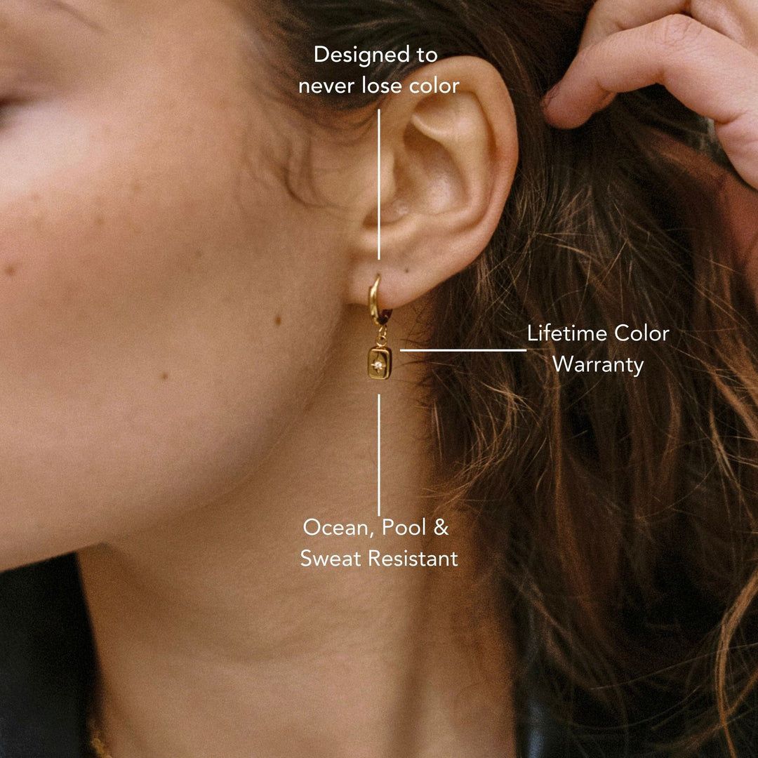 Goldene Damen Creolen mit Sternanhänger und Zirkonia. Langlebiger, hypoallergener & wasserdichter Schmuck.