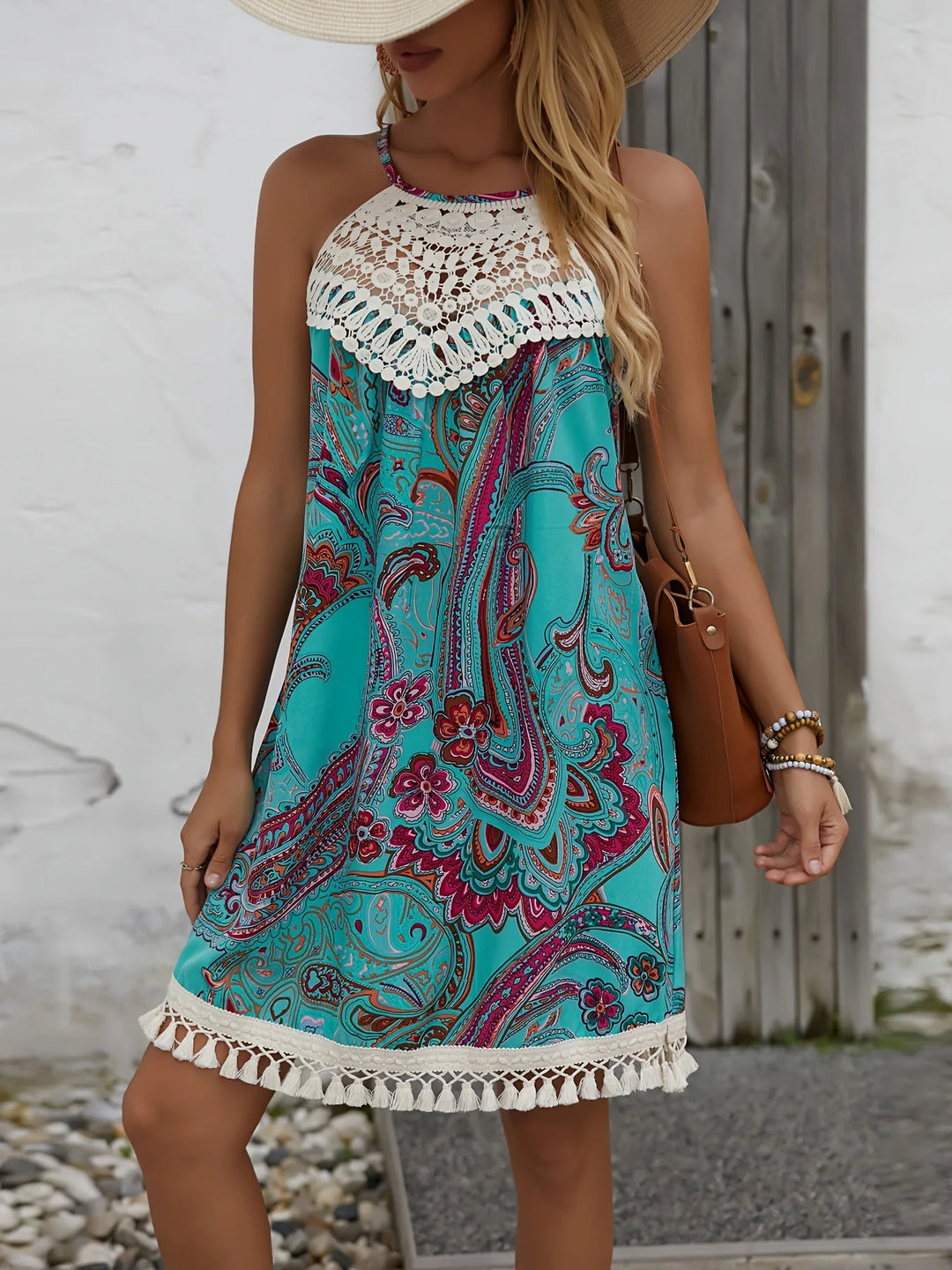 Weißes Damen Boho Maxikleid mit aufwendiger Häkelspitze & luftigem Schnitt, ideal für den Sommer.