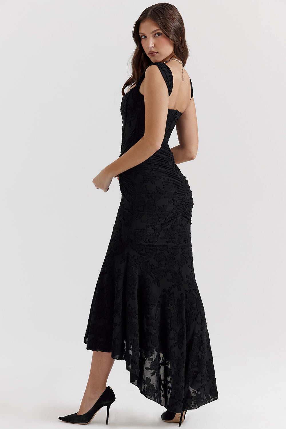 Beiges festliches Damenkleid, perfekt als Hochzeitsgastkleid, mit gerafftem Bund & asymmetrischem Rock.