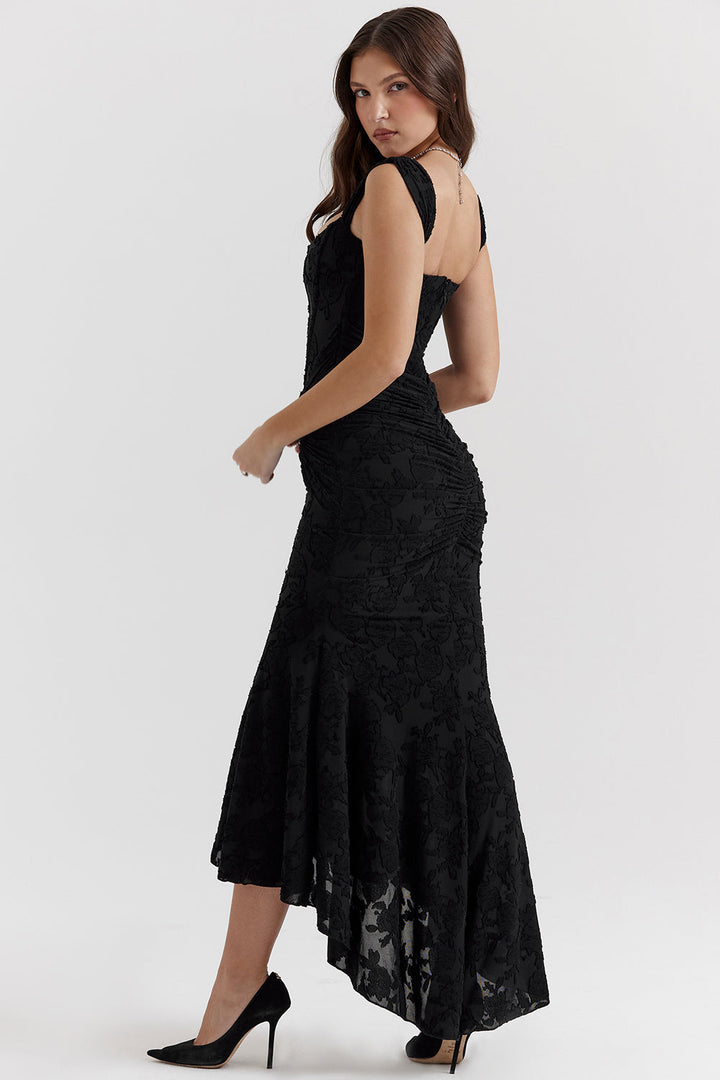 Beiges festliches Damenkleid, perfekt als Hochzeitsgastkleid, mit gerafftem Bund & asymmetrischem Rock.