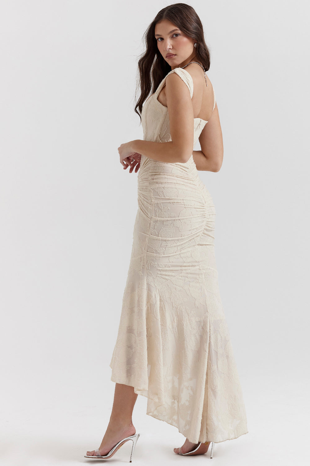 Rosa formelles Maxikleid, geraffte Taille, asymmetrischer Saum, als Hochzeitsgastkleid oder Abendkleid.