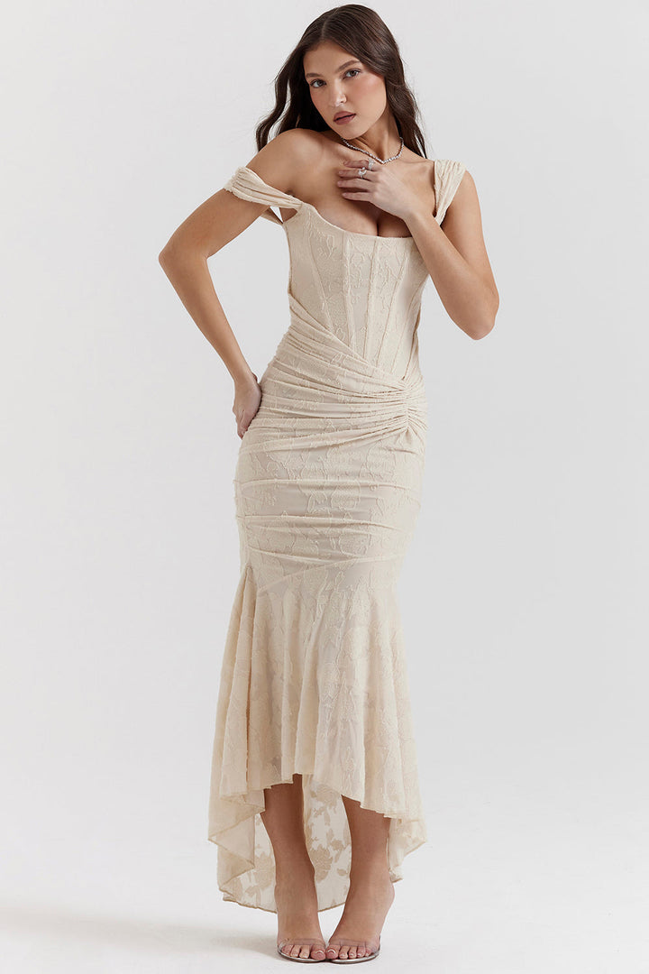 Elegantes rosa Hochzeitsgastkleid, Maxikleid, mit modischem asymmetrischem Saum und geraffter Taille.