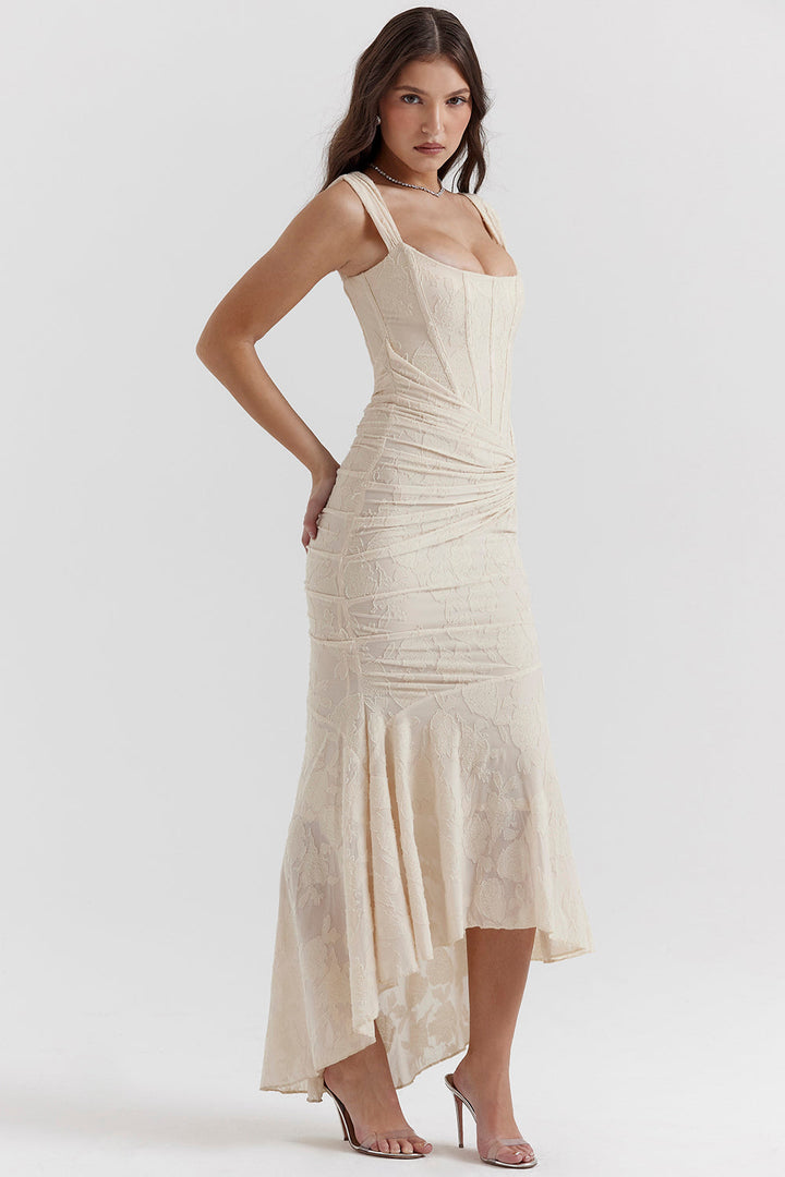 Beiges elegantes Maxikleid für Hochzeitsgäste, mit Jacquard-Muster, geraffter Taille & asymmetrischem Saum.