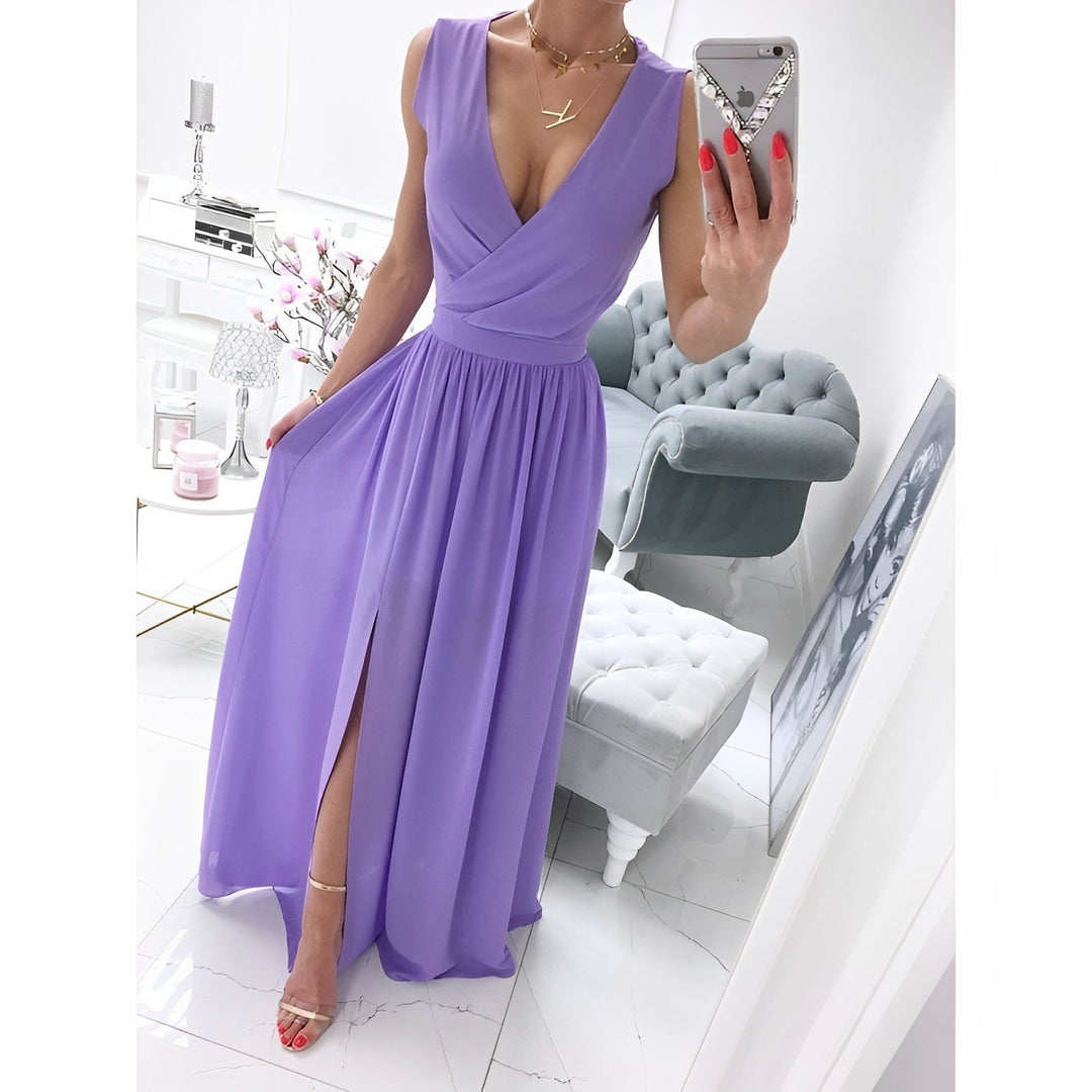Detailaufnahme: Ärmelloses Damen Wickelkleid mit V-Ausschnitt & natürlichen Holzknöpfen. Ideal für Herbstmode.