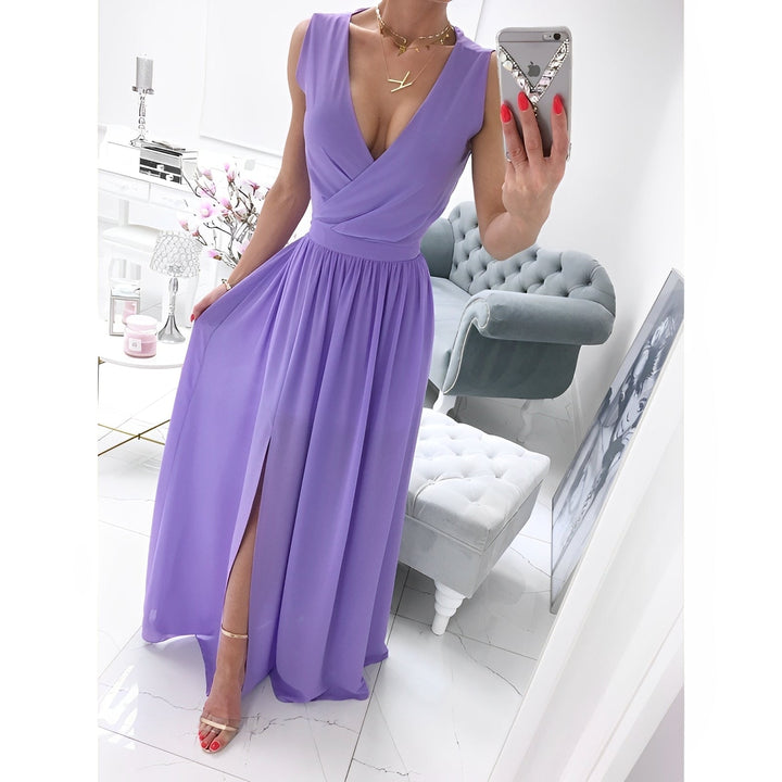 Detailaufnahme: Ärmelloses Damen Wickelkleid mit V-Ausschnitt & natürlichen Holzknöpfen. Ideal für Herbstmode.