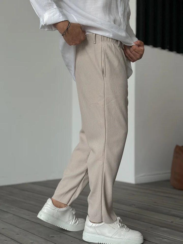 Schwarze elegante Herrenhose, ideal für Business & Freizeit, moderne Passform, bequemer Tragekomfort.