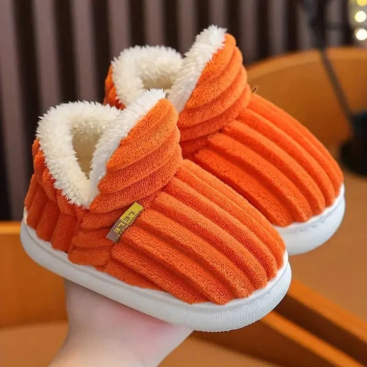 Warme Damen Pantoffeln mit weichem Plüschfutter, rutschfest für sichere Schritte daheim.