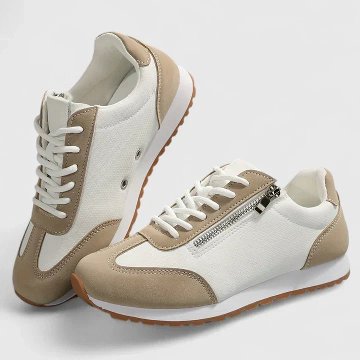Waltraud Damen-Komfortschuhe am Fuß, bieten ergonomische Unterstützung bei jedem Schritt. Ideal für Reisen.