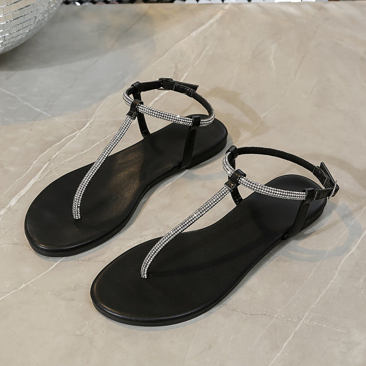 Sommerliche Damen Sandalen mit Strass-T-Riemen. Elegante & bequeme Zehentrenner für jede Frau.