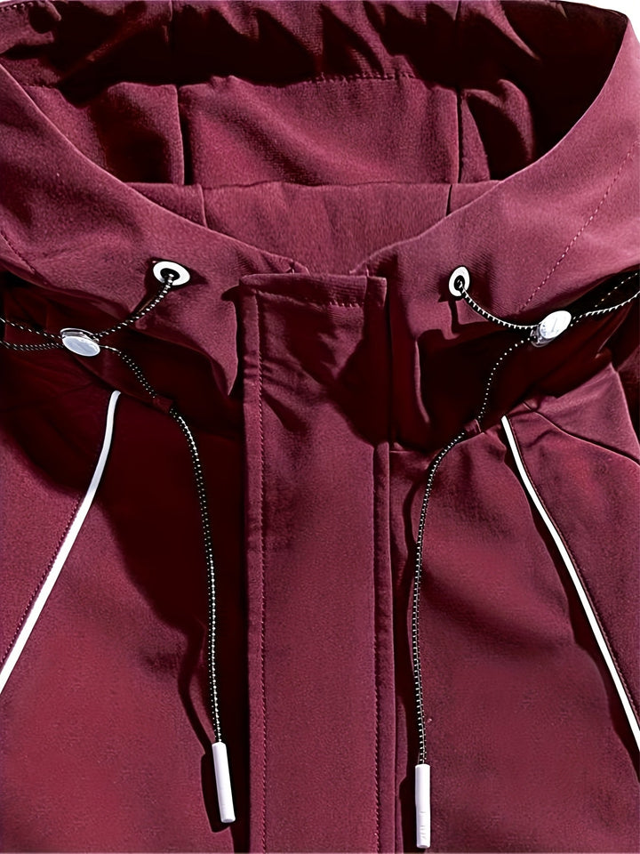 Aktiver Mann in schwarzer Unisex Kapuzenjacke. Atmungsaktive Sport- & Reißverschlussjacke für Herren im Herbst/Winter.