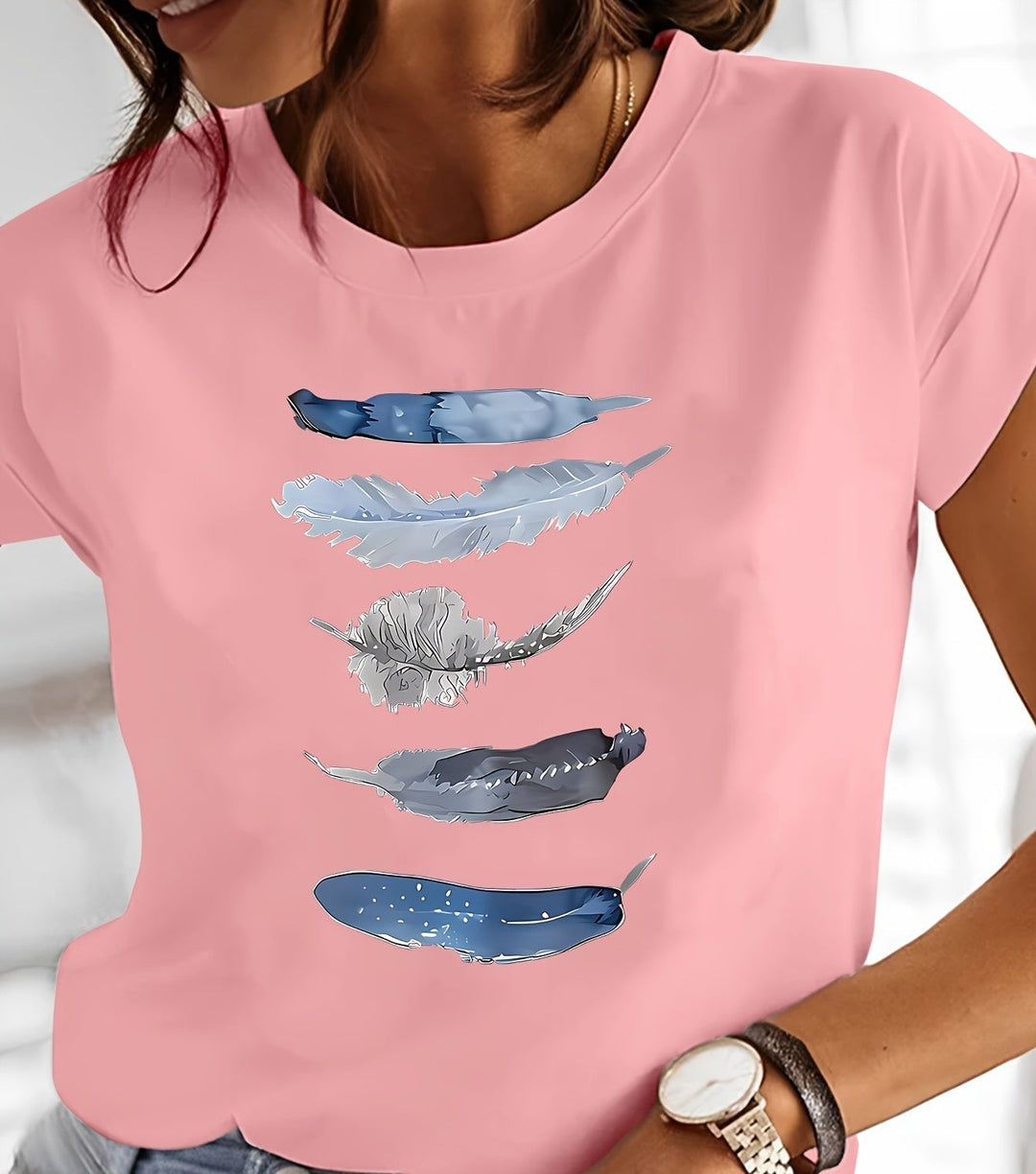 Stilvolles Feder-Print Damen T-Shirt, Kurzarm. Vielseitig für Freizeit, Frühling und Sommer.