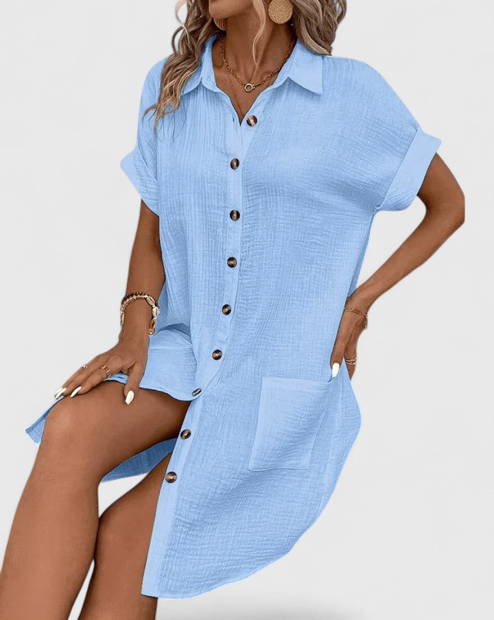 Model trägt Damen Midi-Kleid, zeigt legeren Schnitt & bequeme Passform. Sommermode Must-have im Relaxed Fit.