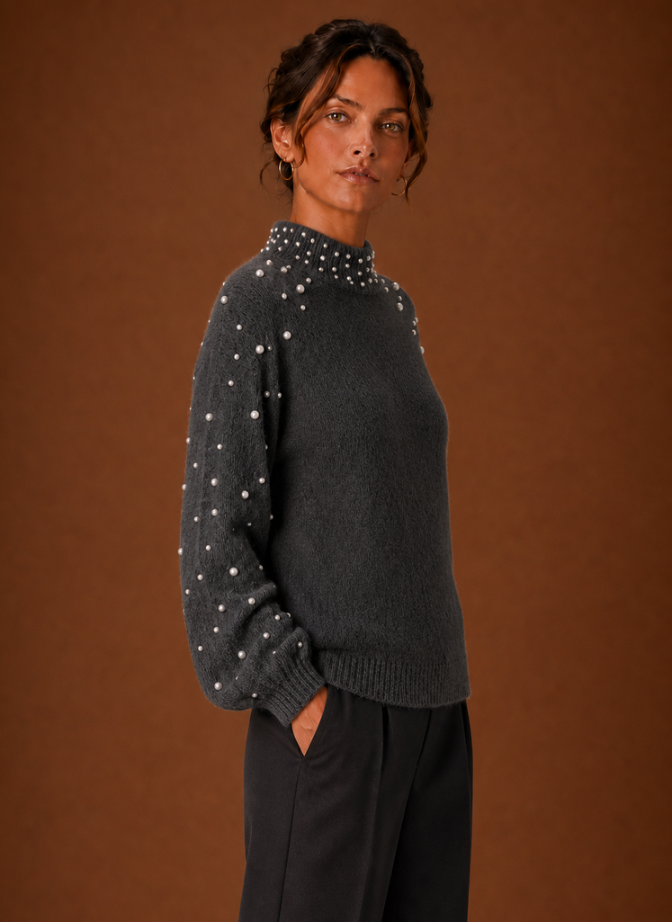 Bequemer Damen Strickpullover mit Perlenbesatz. Elegant und warm, ideal für kühle Herbsttage.