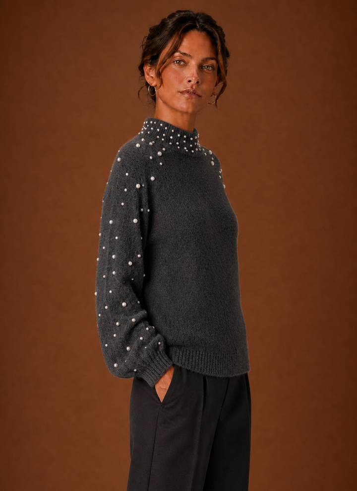 Bequemer Damen Strickpullover mit Perlenbesatz. Elegant und warm, ideal für kühle Herbsttage.