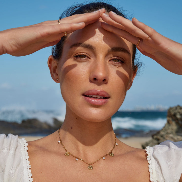Verstellbarer Damen Choker aus Gold, wasserfest, mit Süßwasserperlen und Sonnenanhänger.