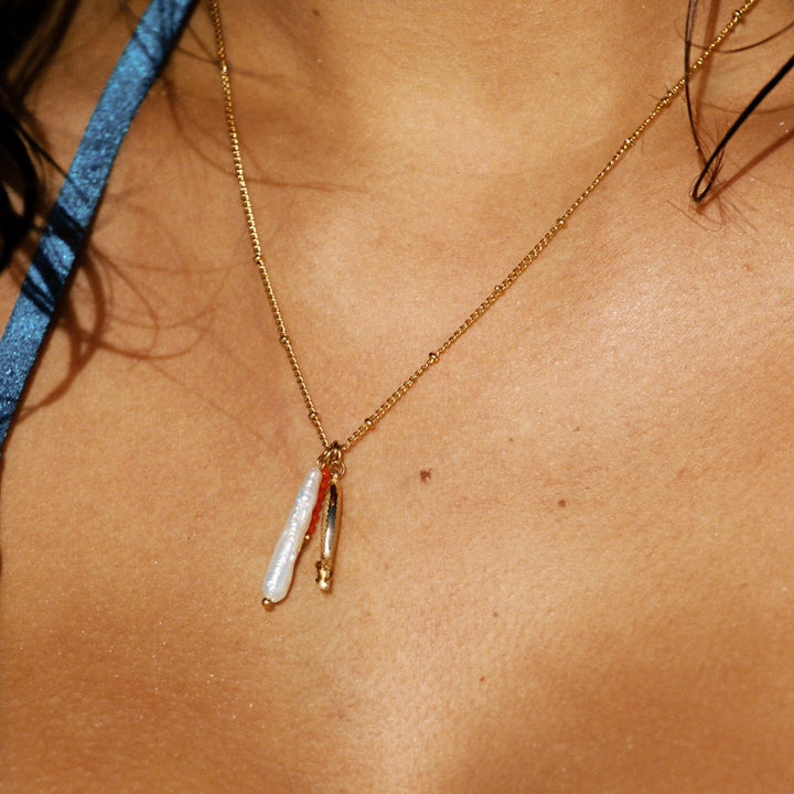Elegante Damen Edelstahl Goldkette mit goldenem Fisch & Süßwasserperle. Maritimer, wasserfester Sommerschmuck.