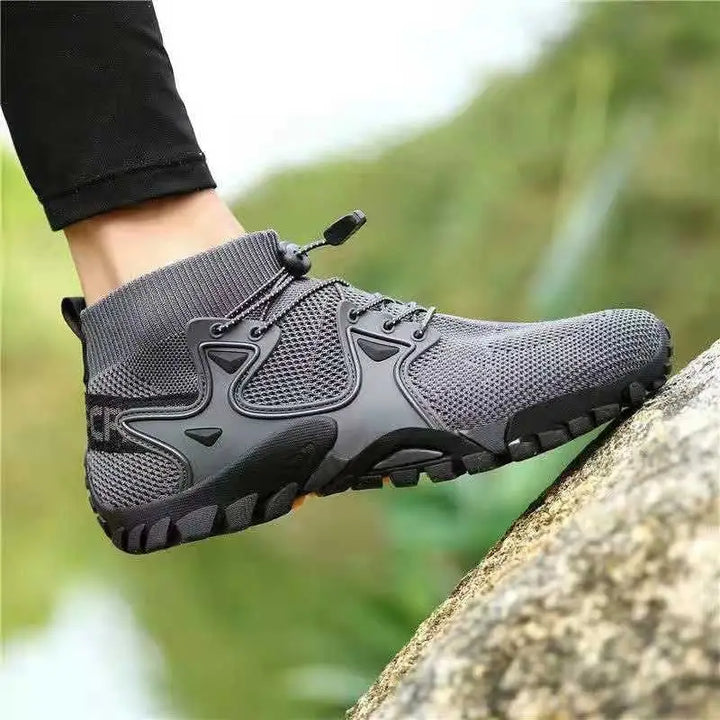 Schwarze robuste Wanderschuhe, unisex, mit orthopädischer Einlage und griffiger Profilsohle für Outdoor.