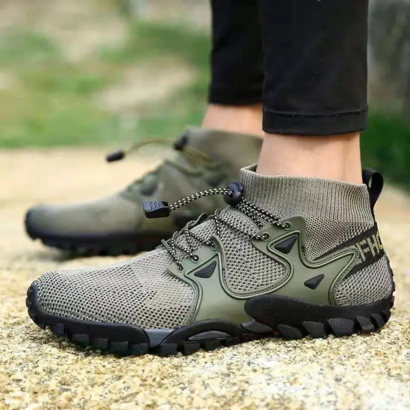 Grüne orthopädische Wanderschuhe für Damen und Herren, mit rutschfester Profilsohle und Komfort.