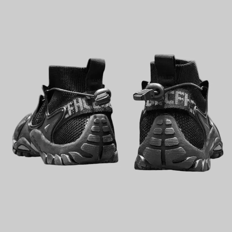 Blaue unisex Trekkingschuhe mit ergonomischer Profilsohle, ideal für lange Wanderungen.