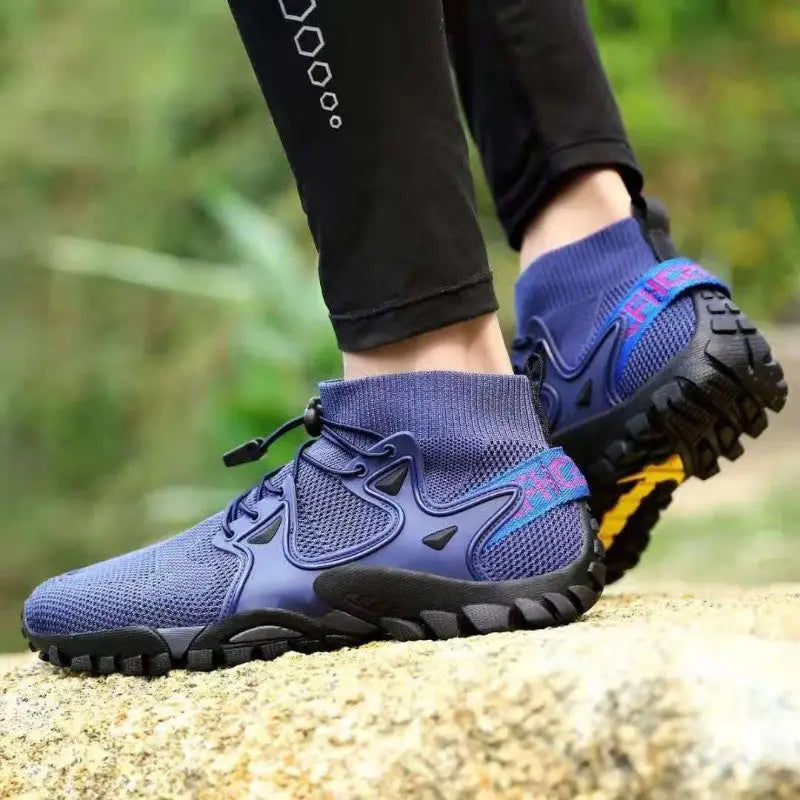 Robuste schwarze unisex Wanderschuhe mit orthopädischer Unterstützung und griffiger Profilsohle.