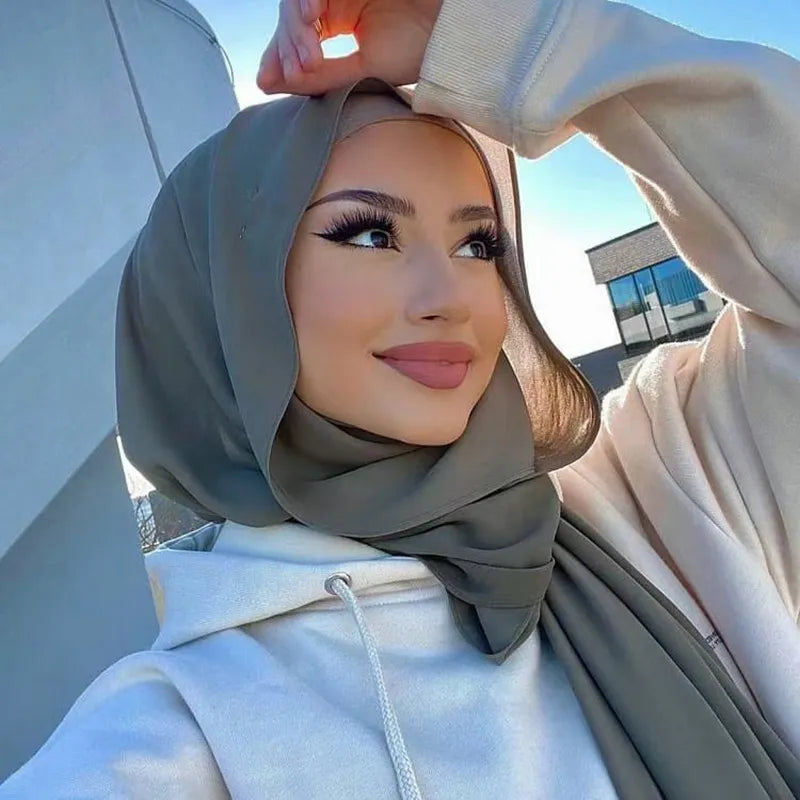 Modischer Damen Hijab Schal Leilani. Aus leichtem Chiffon, farbenfroh und vielseitig für jedes Outfit.