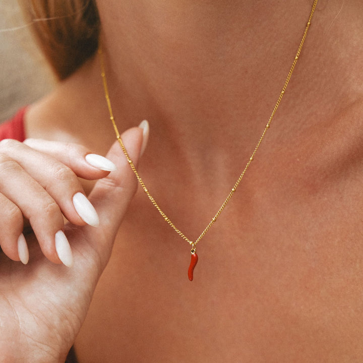 Elegante Damen Gold-Chili-Halskette mit detailliertem Emaille-Anhänger, wasserfest & modern.