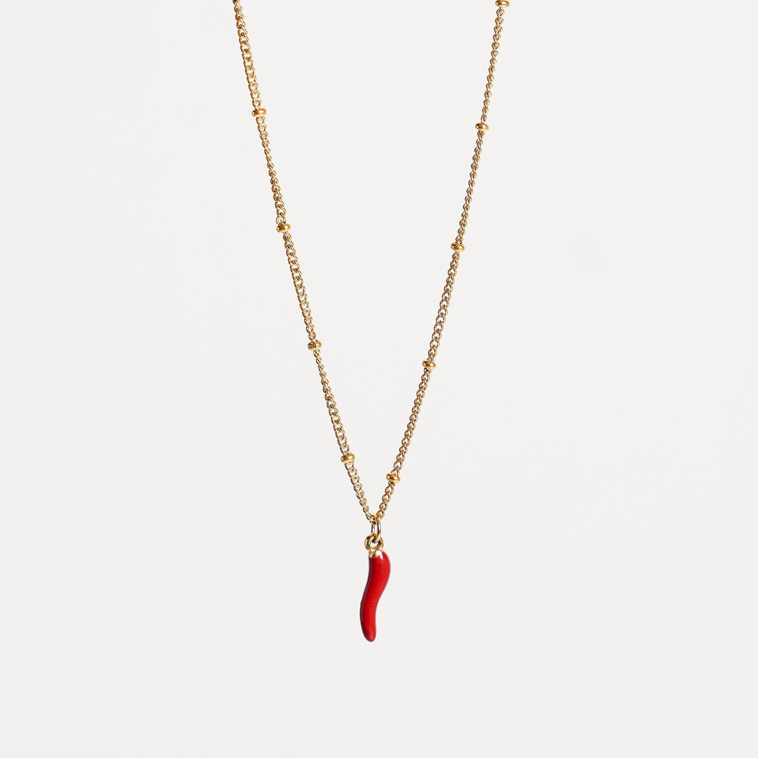 Nahaufnahme der wasserfesten Gold-Chili-Halskette für Damen, mit glänzendem Finish & verstellbar.