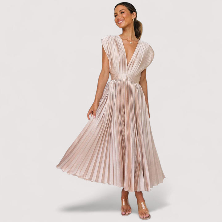 Schickes Plisseekleid mit verstellbarem Bund, fließender Stoff, ideal für Büro und Event.