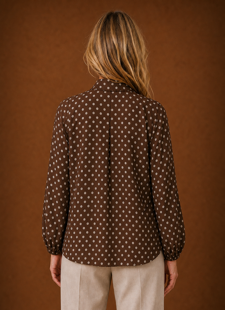 Klassische Damenbluse mit elegantem Punktemuster; passend für formelle Anlässe oder entspannte Freizeitmomente.