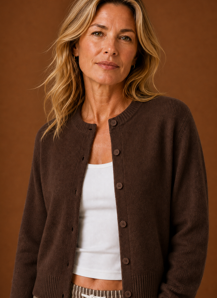 Femininer Strickcardigan mit Rundhals. Bequeme Damenmode, ideal für Freizeit und entspannte Outfits.