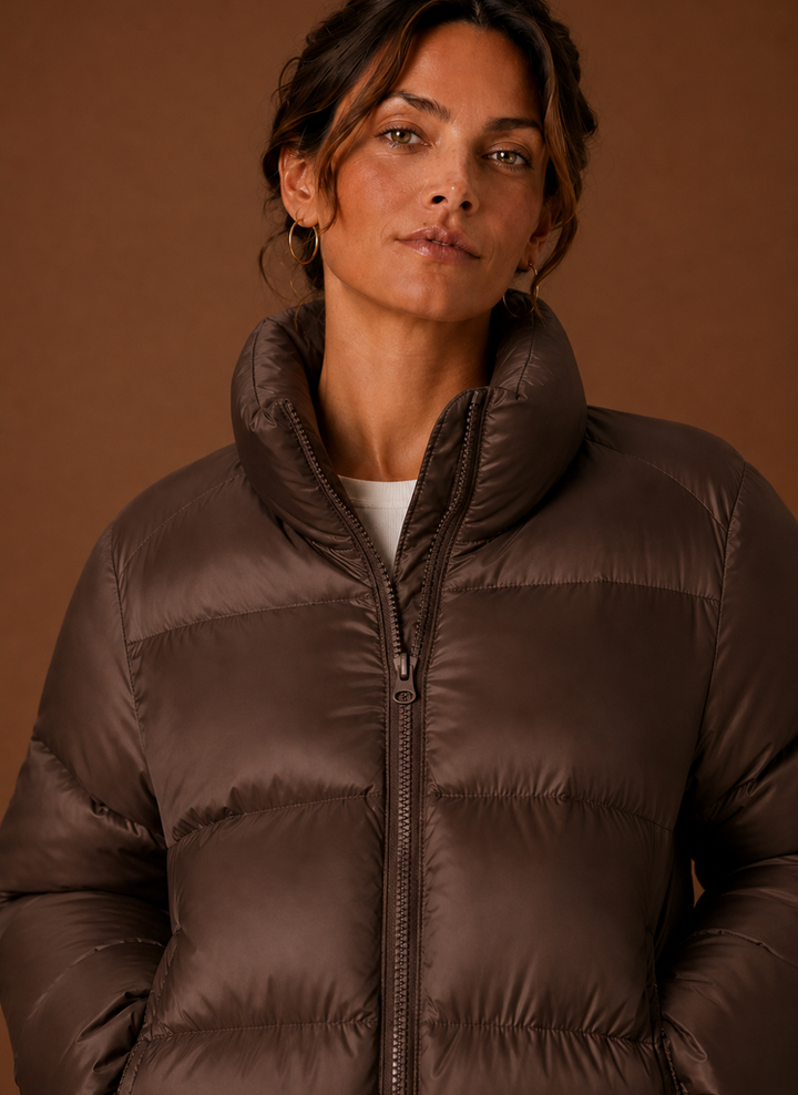 Damen Steppjacke mit elegantem Design. Gesteppte Damenmode für kühle Tage, als stilvolle Winterjacke.