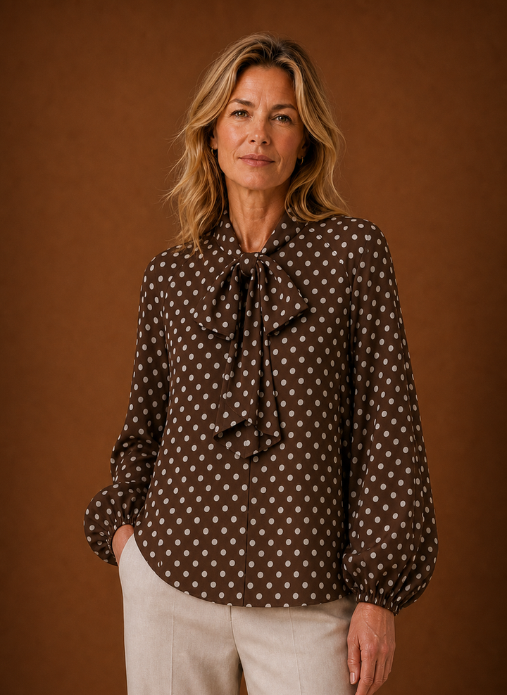 Stilvolle Damenbluse mit feinem Punktemuster; ideal für den Business-Look oder modische Alltags-Outfits.