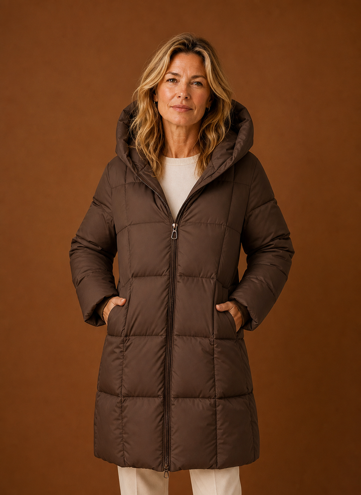 Lang geschnittener Damen Steppmantel in Schokobraun mit Kapuze, ideal für elegante Wintermode.