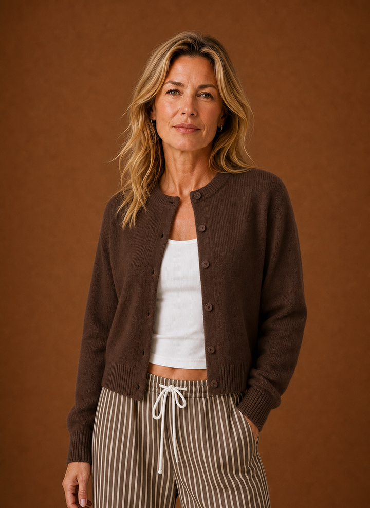 Modische Frauen Strickjacke mit Rundhalsausschnitt. Komfortabler Basic Cardigan für jede Saison.