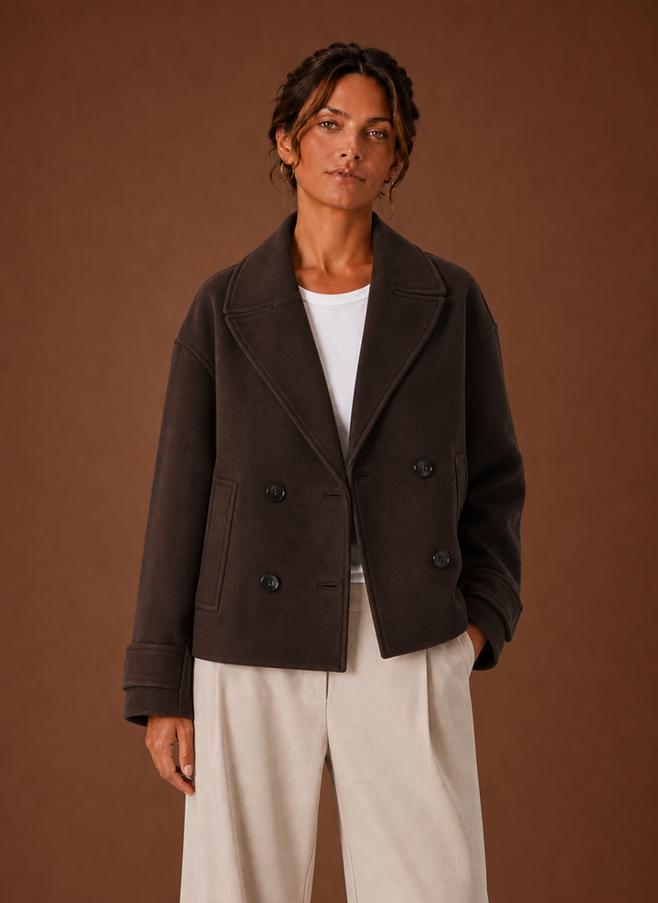 Eleganter Damen Kurzmantel, Zweireiher mit breitem Revers, ideal für Business Chic & Übergangszeit. Modische Frühlings-/Herbstjacke.