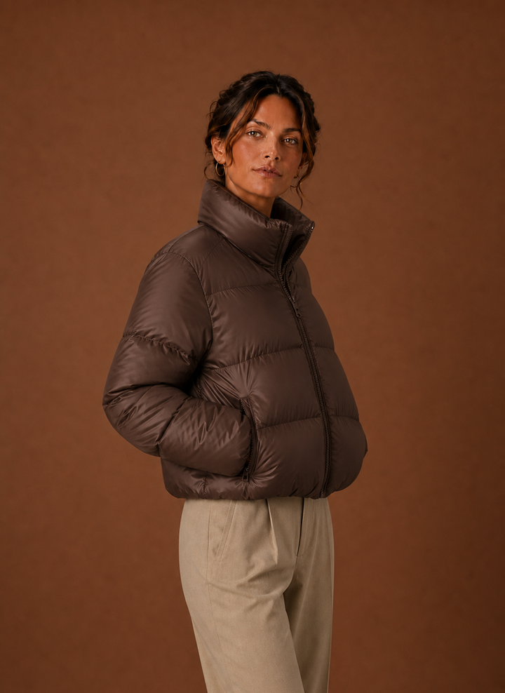 Hochwertige braune Steppjacke für Damen. Gesteppte Winterjacke, ideal als elegante Oberbekleidung.