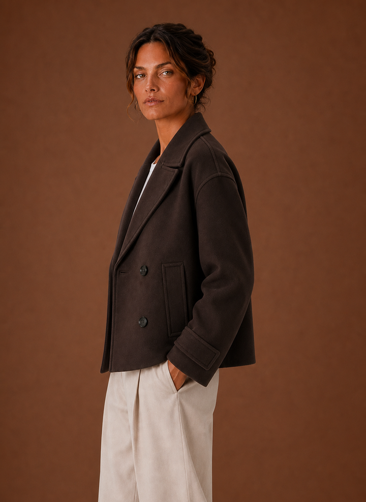 Modischer Damen Zweireiher-Kurzmantel mit elegantem Revers. Perfekte Übergangsjacke für stilvolle Frühlings- & Herbstlooks.