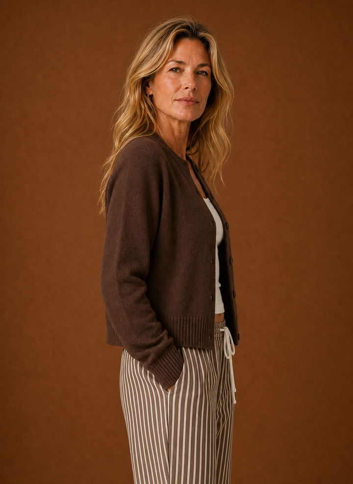 Klassischer Rundhals Cardigan für Damen. Hochwertige Strickjacke mit Knopfleiste, zeitlos elegant.