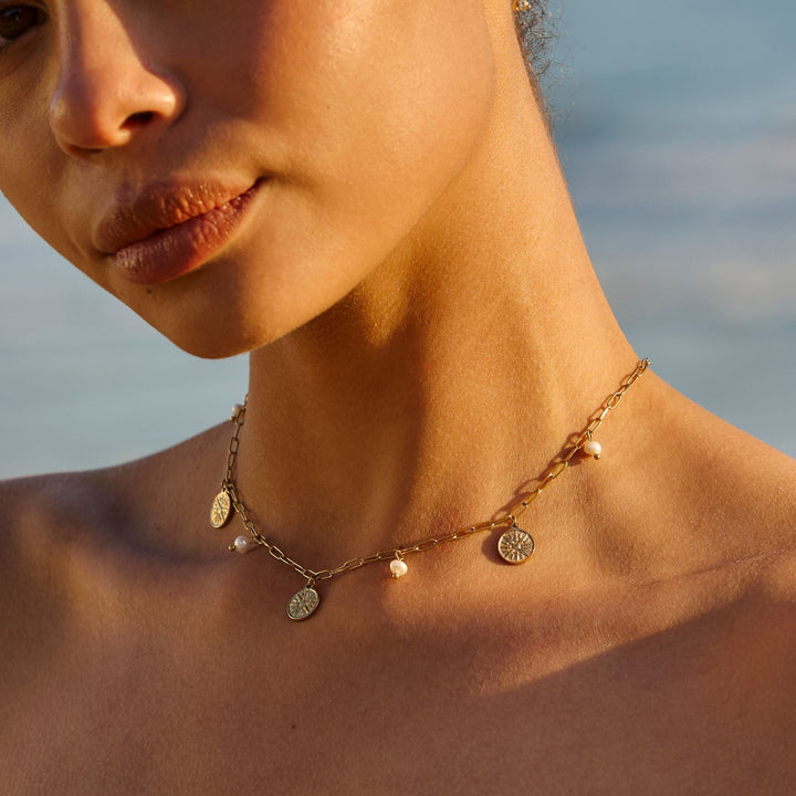 Eleganter Damen Perlen Choker mit Gold und Sonnenanhänger, perfekt für Sommer und Alltag.
