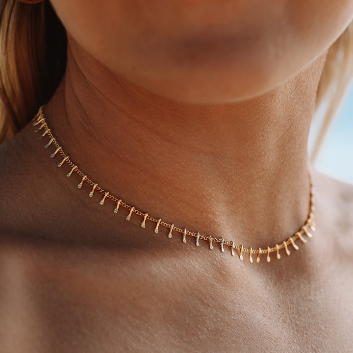 Minimalistische verstellbare Choker Halskette aus wasserfestem Edelstahl für Damen, elegant und hypoallergen.