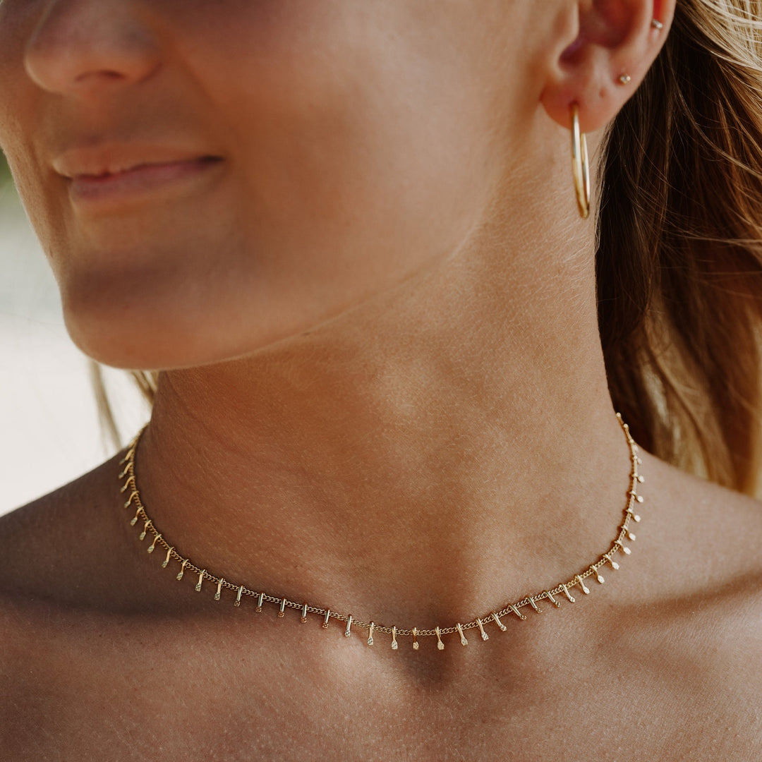 Goldene Edelstahl Choker Halskette für Damen am Hals getragen, verstellbar, minimalistisch und elegant.