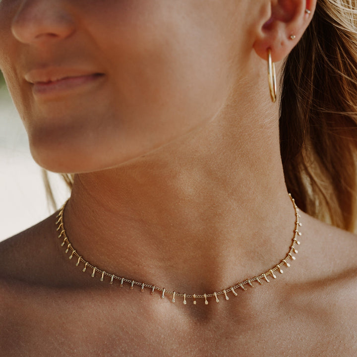 Goldene Edelstahl Choker Halskette für Damen am Hals getragen, verstellbar, minimalistisch und elegant.