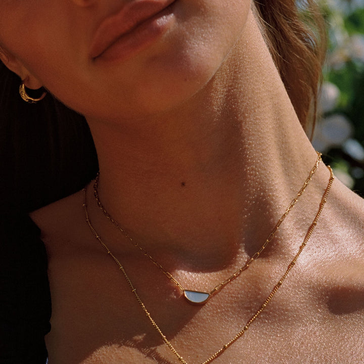 Moderne goldfarbene Choker Halskette mit Perlmutt Anhänger. Ideales Damenschmuckstück, vielseitig kombinierbar.