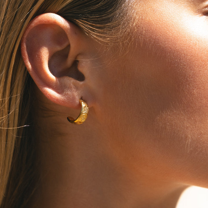 Hochwertige hypoallergene Gold Creolen für Damen, wasserdicht und nickelfrei, mit filigranem floralen Design.