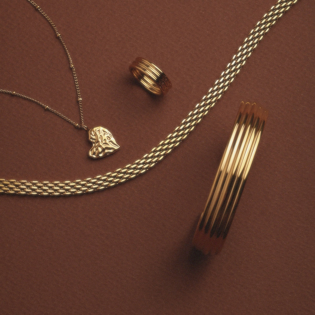 Wasserdichter Damen Gold Armreif, breit und skulptural, aus robustem Edelstahl, ideal für Alltag.