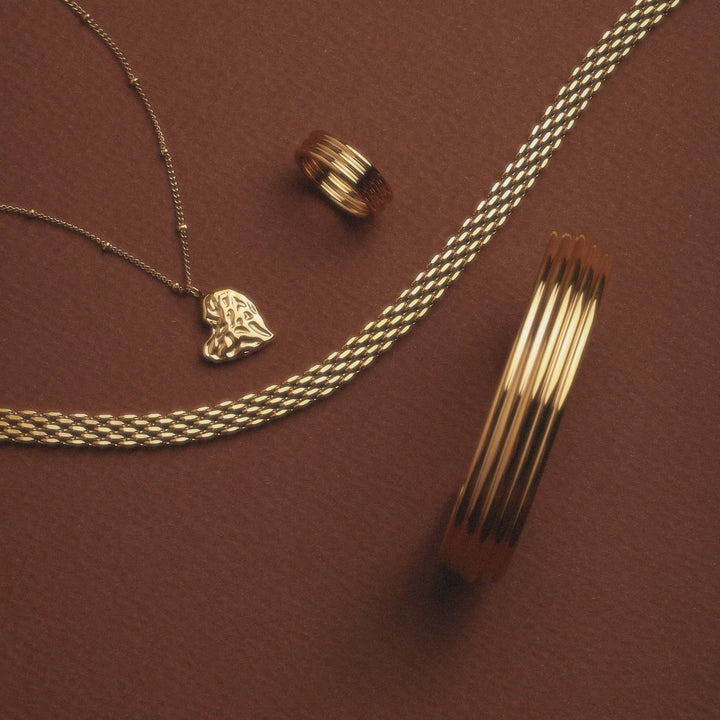 Wasserdichter Damen Gold Armreif, breit und skulptural, aus robustem Edelstahl, ideal für Alltag.