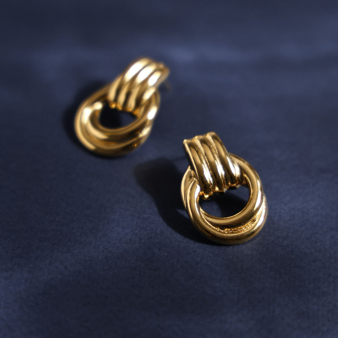 Statement-Gold-Creolen für Damen, chunky & skulptural. Hypoallergener Edelstahl mit PVD-Beschichtung.